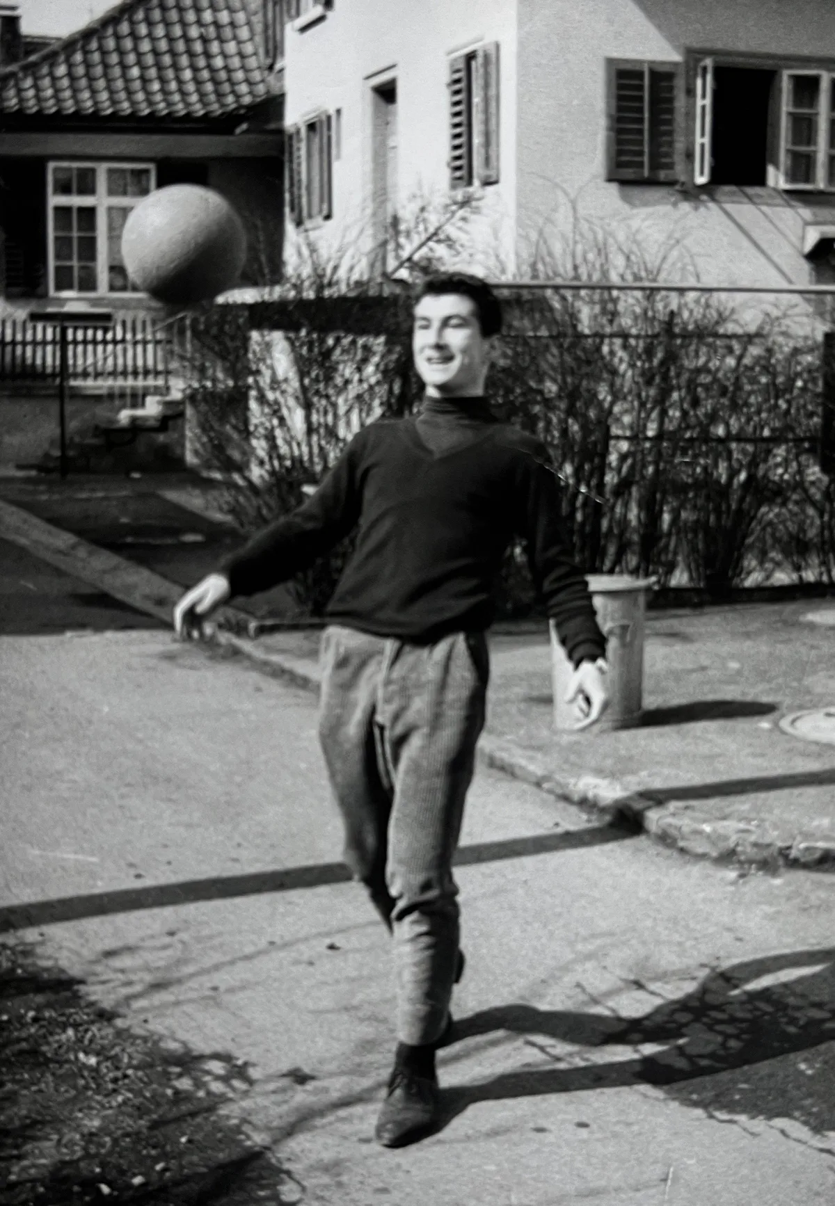 Richard Kofler hatte stets einen Ball am Fuss oder am Kopf. Man sieht ein altes, schwarz-weisses Bild vom jungen Kofler mit einem Fussball.